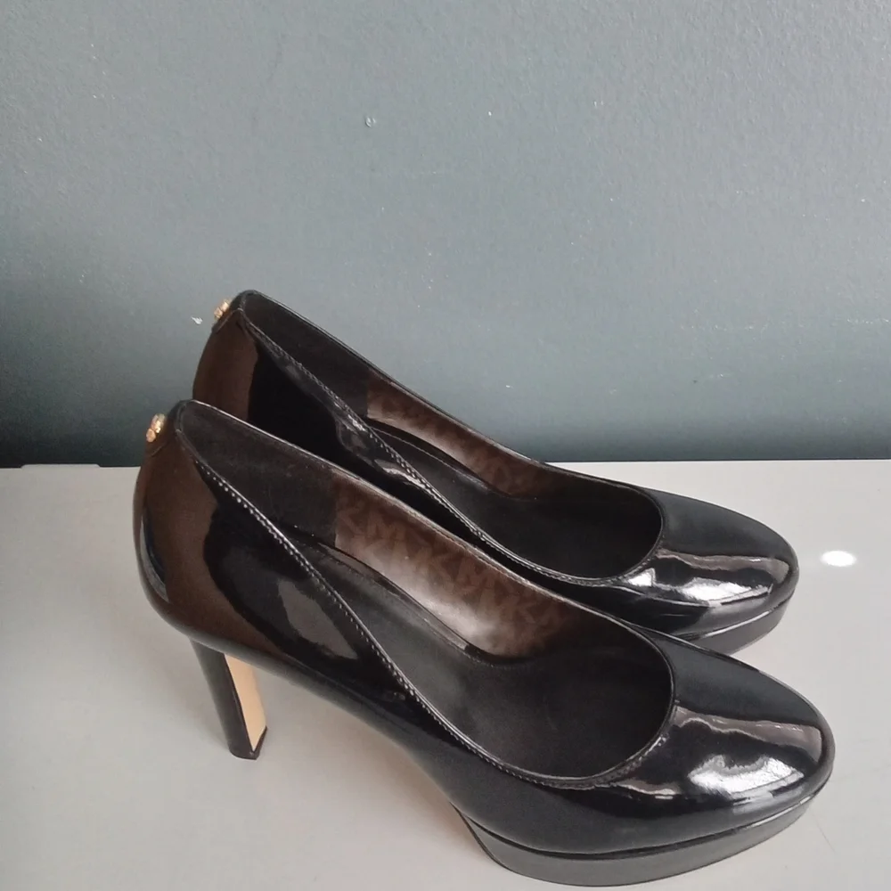 Michael Kors Black Patent Leather Platform Pump Round Toe Gold MK Logo Heel 8.5M